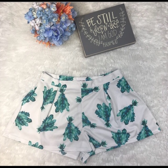 Sold Ethan and cocoa leaf print shorts - Picture 1 of 5